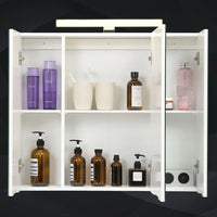 DE.SIKAIC Medizinschrank Weiß / MDF / Modern spiegelschrank Bad mit LED Beleuchtung,Steckdose und lichtschalter Badezimmer spiegelschrank mit 3 Türen,badschrank mit Spiegel,Hängeschrank,badspiegel,Weiß